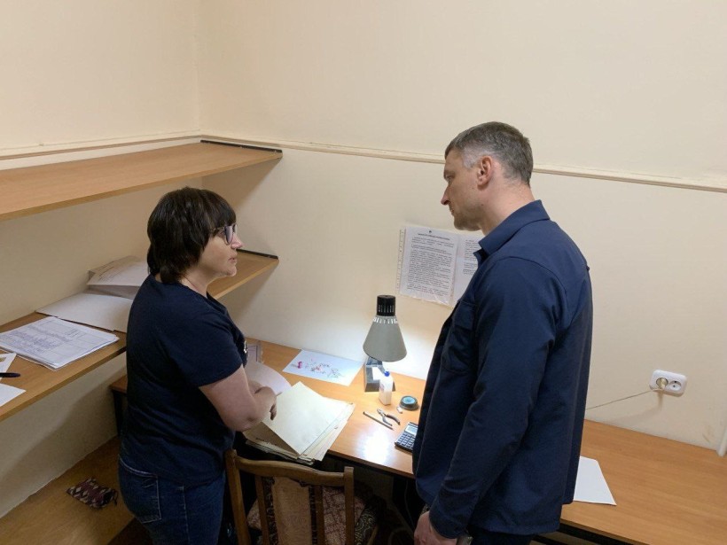 На фото - заступник голови Рівненської ОДА О.Кохан та працівниця державного архіву області