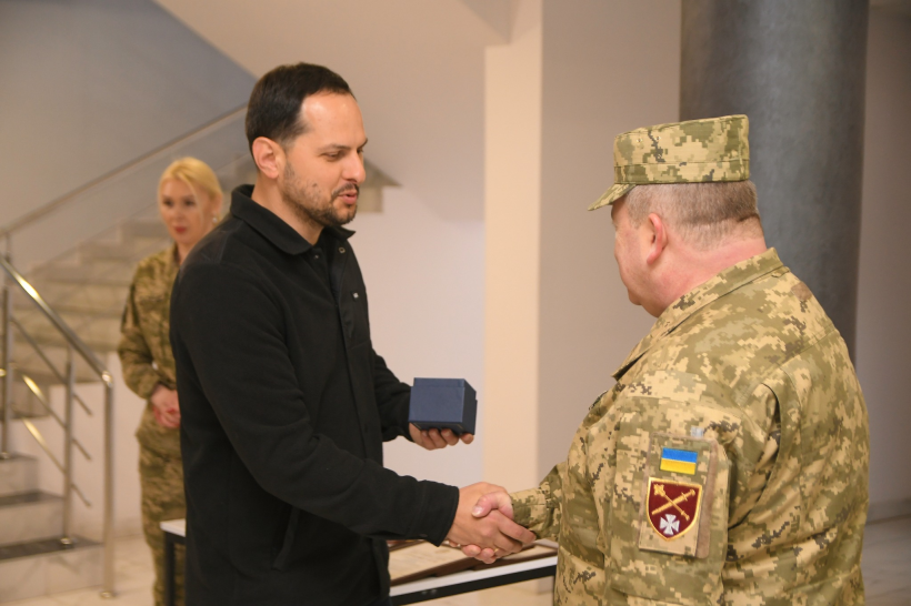 Начальник Рівненської ОВА Олександр Коваль  вручає нагороди військовослужбовцям ОК "Захід"