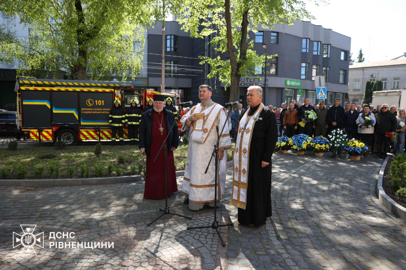 39-ті роковини трагедії відзначили мітингом-реквіємом біля пам’ятного знака «Жертвам Чорнобильської катастрофи» у Рівному.