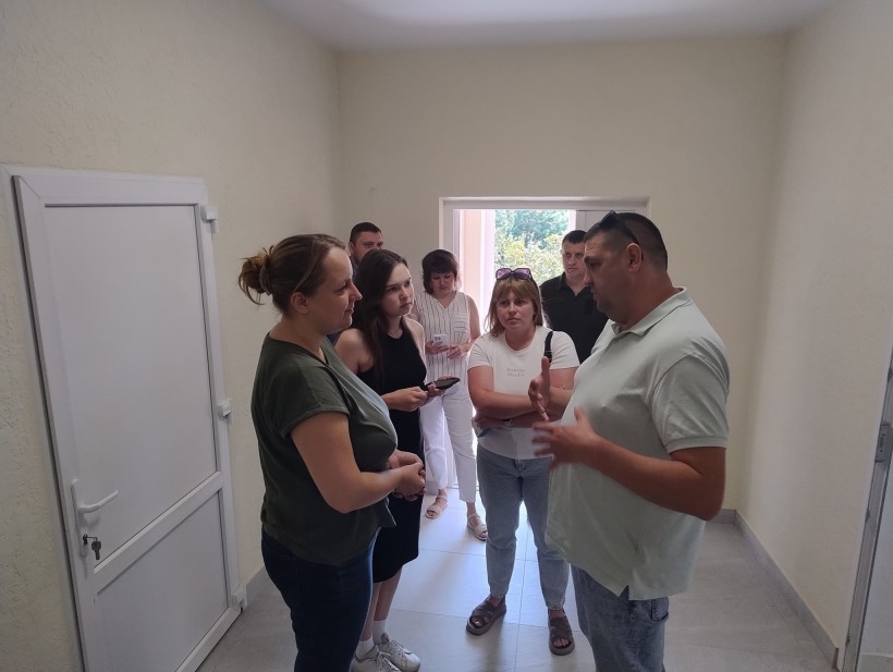 Представники громади та організацій під час огляду будинку