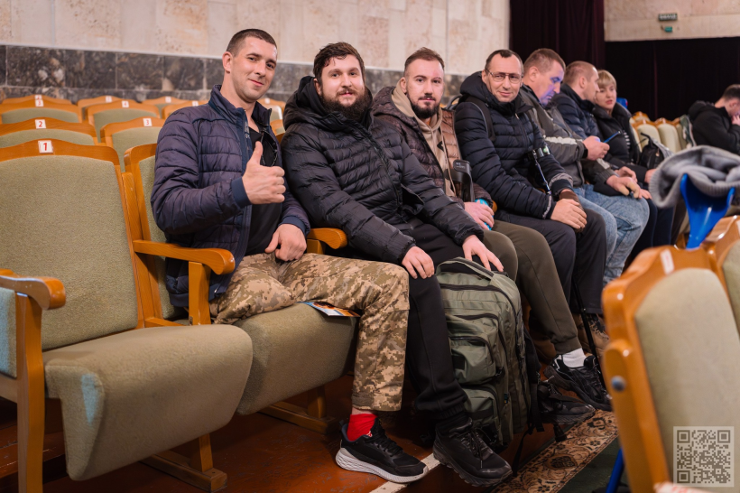 У затишному залі театру ляльок на м'яких кріслах сидять 7 ветеранів. Один із них з ампутацією посміхається