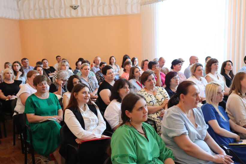 Учасники семінару-навчання сидять і слухають спікерів, здебільшого це жінки, вони посміхаються