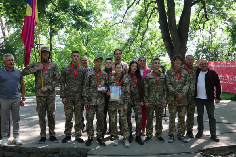 Начальник Рівненської ОВА Олександр Коваль та команда переможців військово-патріотичній грі "Сокіл" ("Джура")
