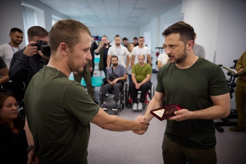 Володимир Зеленський нагороджує захисника