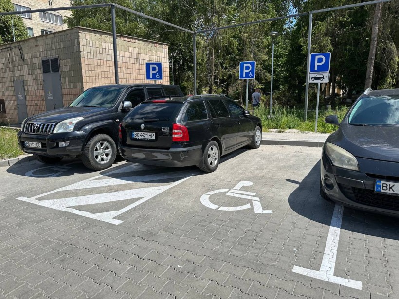 Паркувальний майданчик поруч центральної міської лікарні