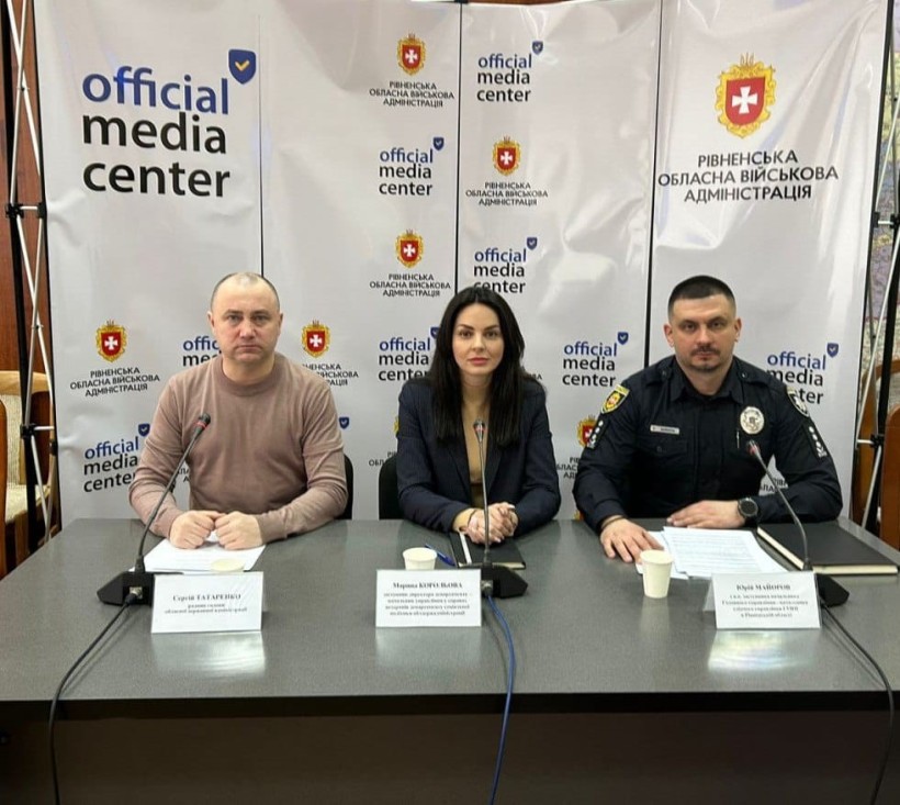 На фото - начальниця Управління у справах ветеранів Департаменту соціальної політики ОДА М.Корольова,  т.в.о. заступника начальника Головного управління - начальника слідчого управління ГУНП в Рівненській області Ю.Майоров, радник голови ОДА С.Татаренко