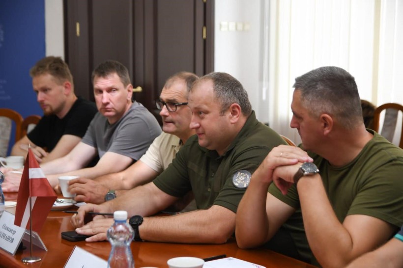 Представники Латвії