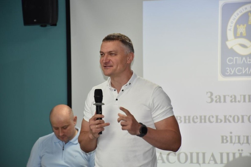 Заступник голови Рівненської ОДА Олександр Кохан з мікрофоном у руках звертається до учасників зустрічі
