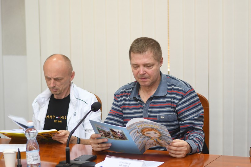 Перегляд книг-претендентів членами комісії