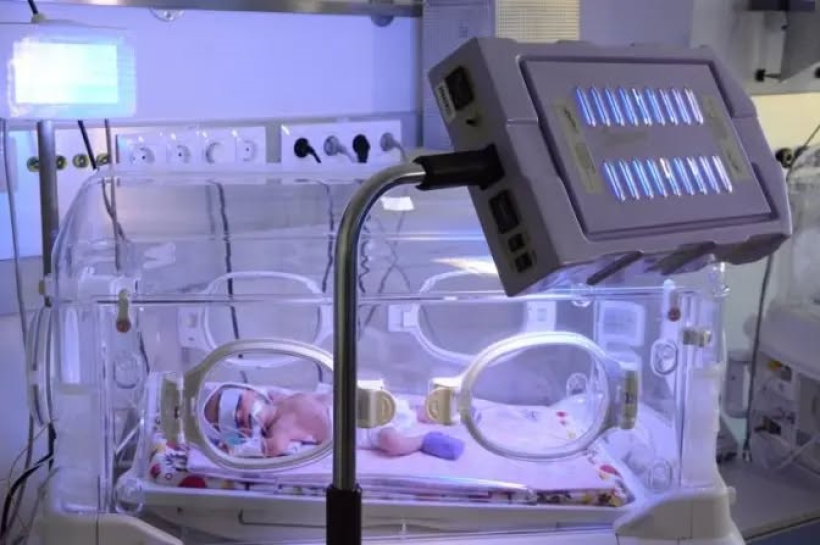 Фото ілюстративне - сучасний інкубатор в якому спить дитина