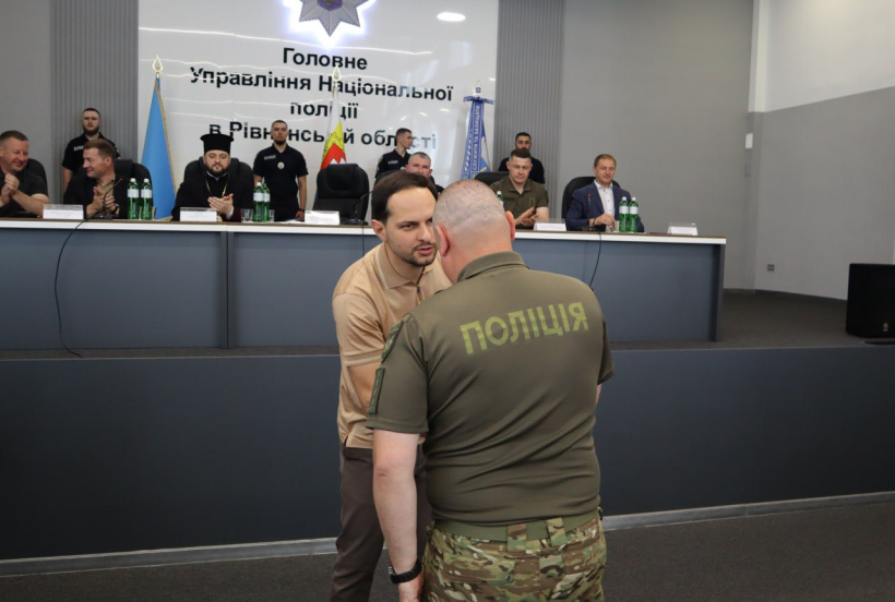 Начальник Рівненської ОВА Олександр Коваль під час урочистостей вручає працівникам нацполіції грамоти та пам'ятні подарунки