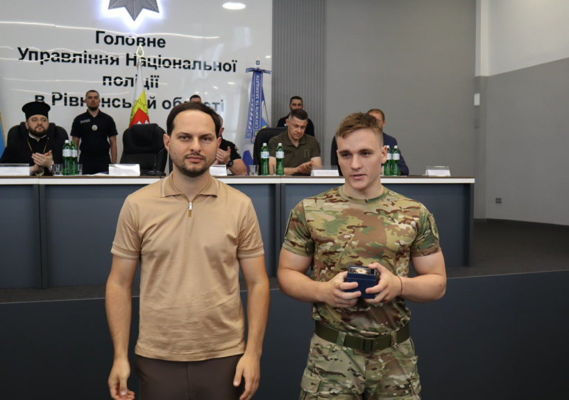 Начальник Рівненської ОВА Олександр Коваль під час урочистостей вручає працівникам нацполіції грамоти та пам'ятні подарунки