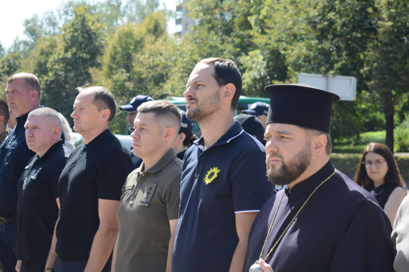 Начальник Рівненської ОВА Олександр Коваль, духовенство, силовики стоять під час відкриття пам'ятника