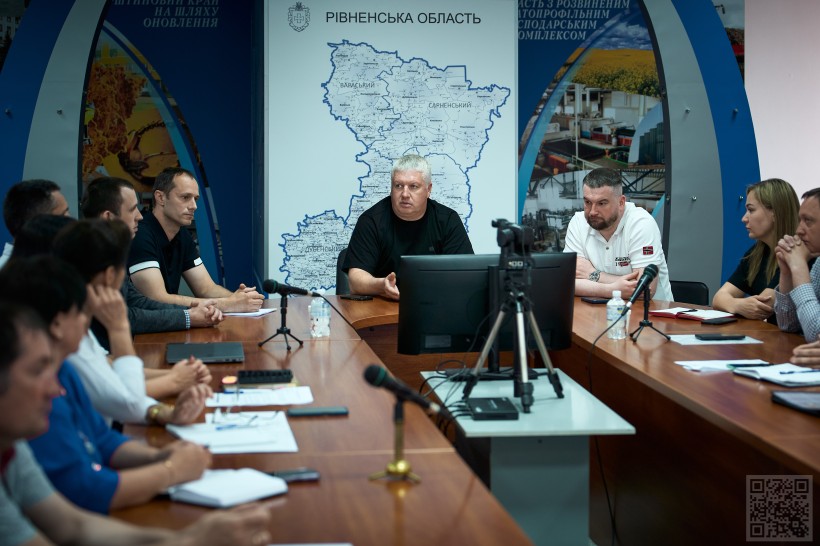 У залі облдержадміністрації проходить нарада. За столом сидять учасники зустрічі. У центрі столу - заступник голови Рівненської ОДА із питань цифровізації Олександр Терещенко. Він звертається до присутніх, ті уважно слухають