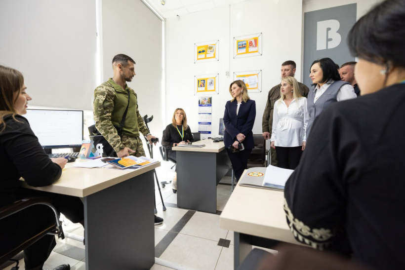 Фото з ознайомлення з роботою  ЦНАПу  Рівного Першої леді України О.Зеленської