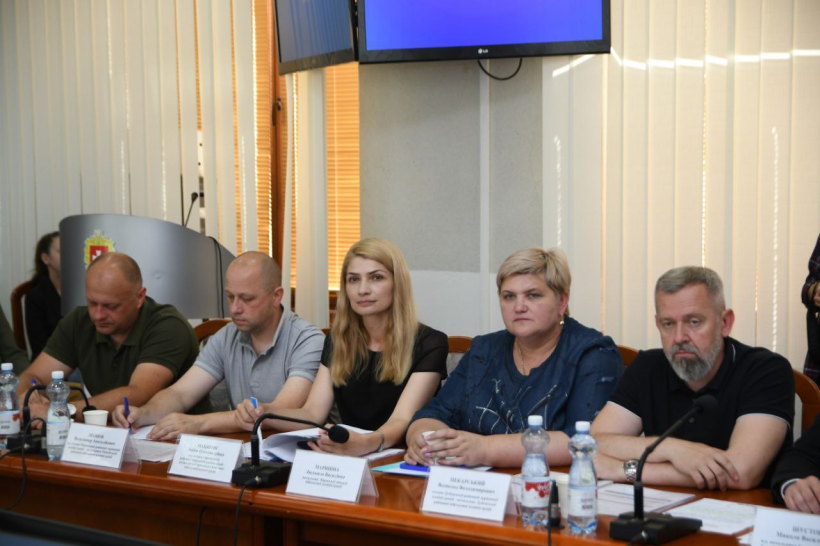 На фото працівники державних структур