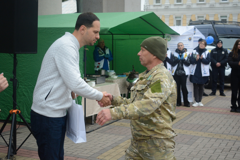Документи захисникам вручили заступниця Міністра у справах ветеранів України Юлія Кіріллова та начальник Рівненської ОВА Олександр Коваль