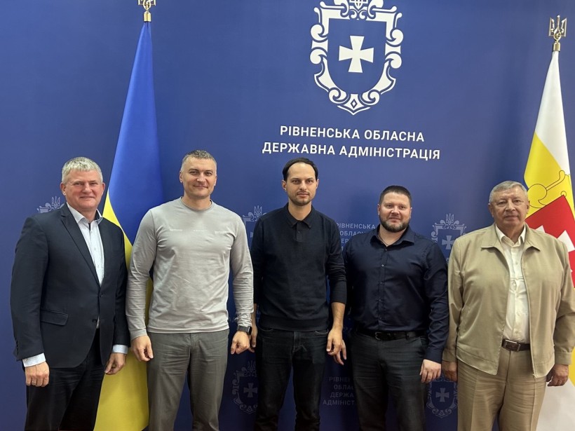 Начальник Рівненської ОВА Олександр Коваль, заступник голови ОДА Олександр Кохан та директор департаменту економічного розвитку і торгівлі ОДА Костянтин Мокляк, голова Федерації профспілок України Сергій Бизов та голова обласної Федерації профспілок Микола Шершун