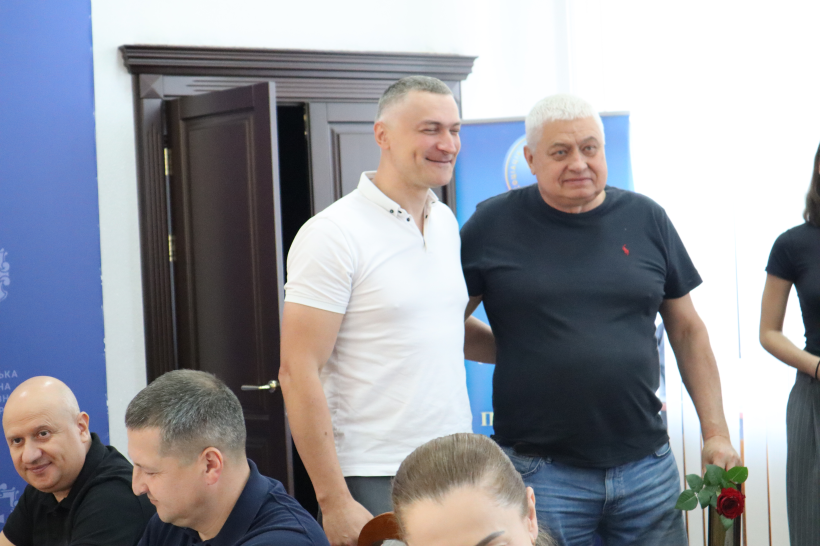 Олександр Кохан вручає нагороду підприємцю