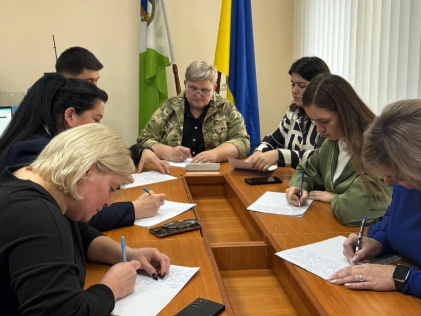 Представники Вараської РДА сидять у кабінети та пишуть диктант