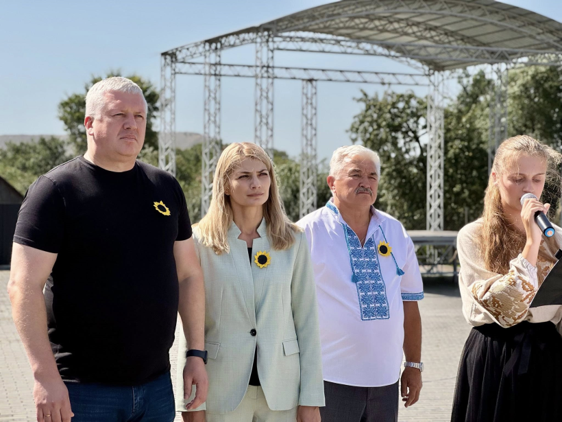 Під час урочистостей на площі стоїть заступник голови Рівненської ОДА  питань цифрового розвитку, цифрових трансформацій і цифровізації (CDTO) Олександр Терещенко, в. о. начальника Сарненської РДА Любов Мацигон та голова Клесівської громади Віктор Буйний.