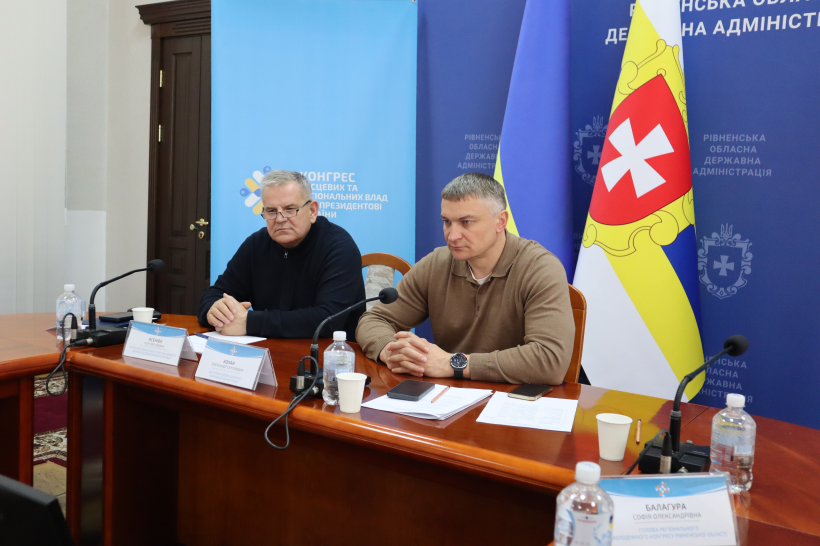 На фото — засідання в Рівненській обласній державній адміністрації за участю керівництва області. За столом сидить заступник голови Рівненської ОДА Олександр Кохан та представник обласної ради. Вони уважно дивляться у екран відеоконференцзв’язку