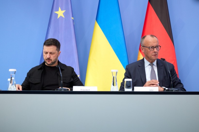 Президент України Володимир Зеленський та Федеральний канцлер Німеччини Фрідріх Мерц сидять за столом та підписують документи