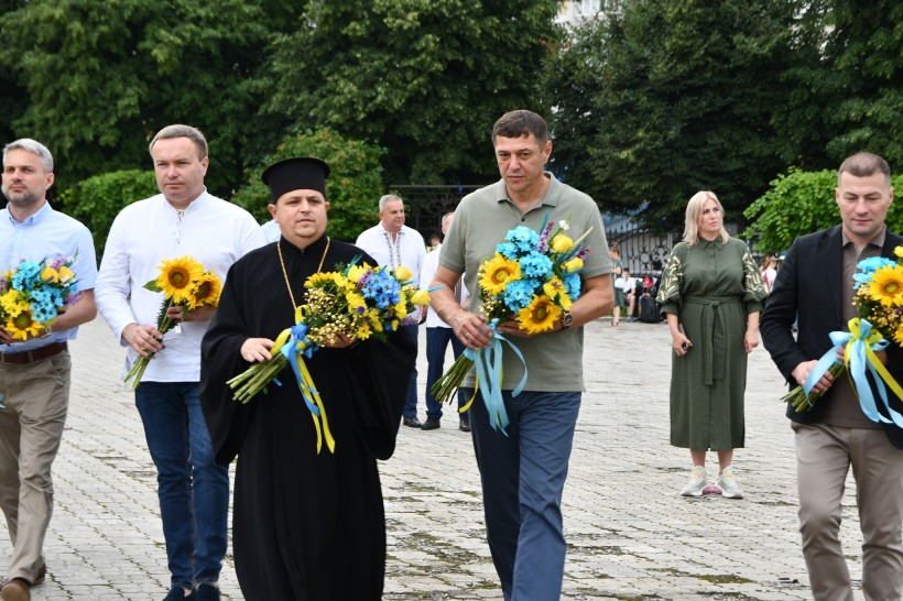 Покладання квітів до Стели загиблих героїв.