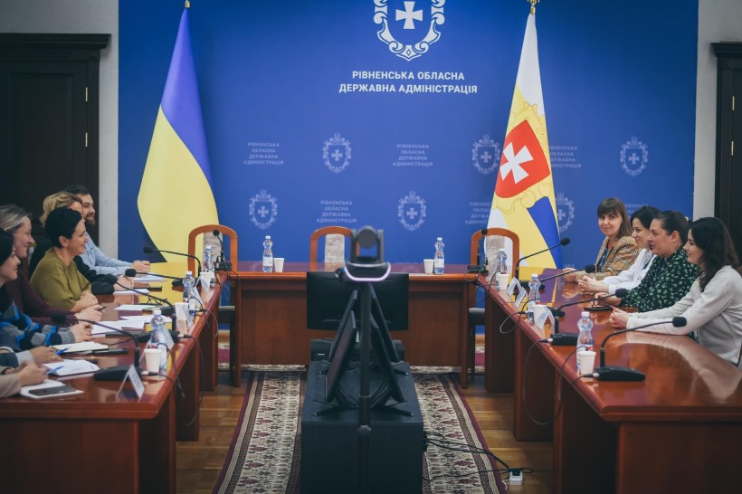 Фото з зустрічі керівництва Рівненської ОДА з предствниками Благодійного фонду «Стабілізейшен Суппорт Сервісез»