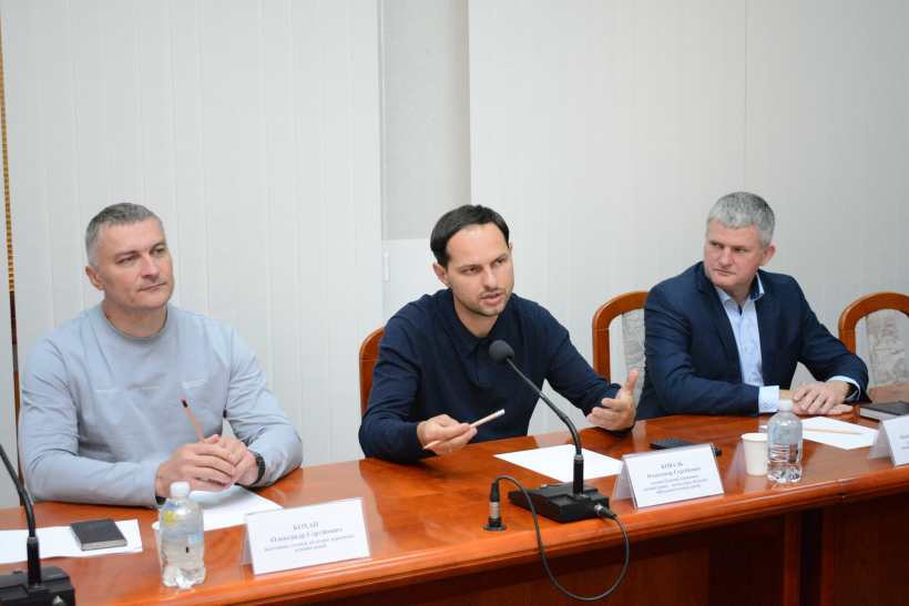 Начальник Рівненської ОВА Олександр Коваль, заступник голови ОДА Олександр Кохан та директор департаменту економічного розвитку і торгівлі ОДА Костянтин Мокляк під час зустрічі з новообраним головою Федерації профспілок України Сергієм Бизовим