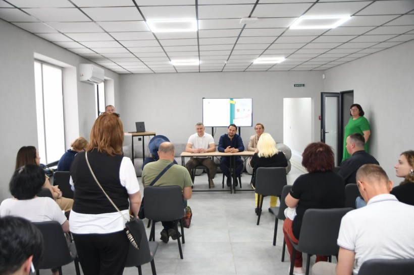 Керівництво області та представники медіа під час зустрічі