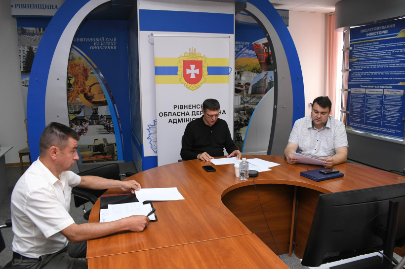 Засідання відбулося під головуванням першого заступника голови Рівненської ОДА Сергія Подоліна. На фото за столом сидять: Сергій Подолін та представники структурних підрозділів