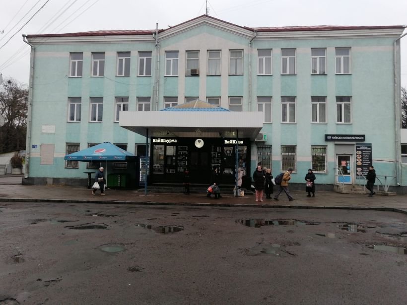 Трьохповерхова будівля голубого кольору.