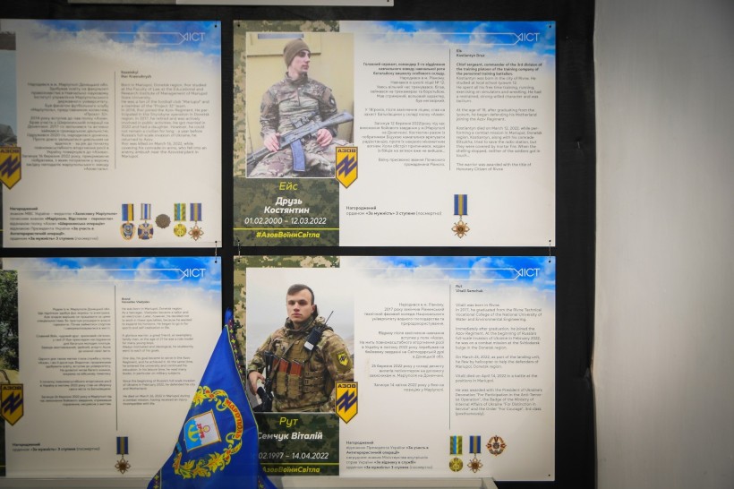 Фото з відкриття виставки, присвяченої пам’яті бійців «Азову»