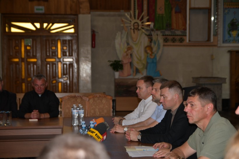 На фото перший заступник голови Рівненської ОДА Сергій Подолін, заступник голови Рівненської ОДА Ігор Павленко, голова облради Андрій Карауш