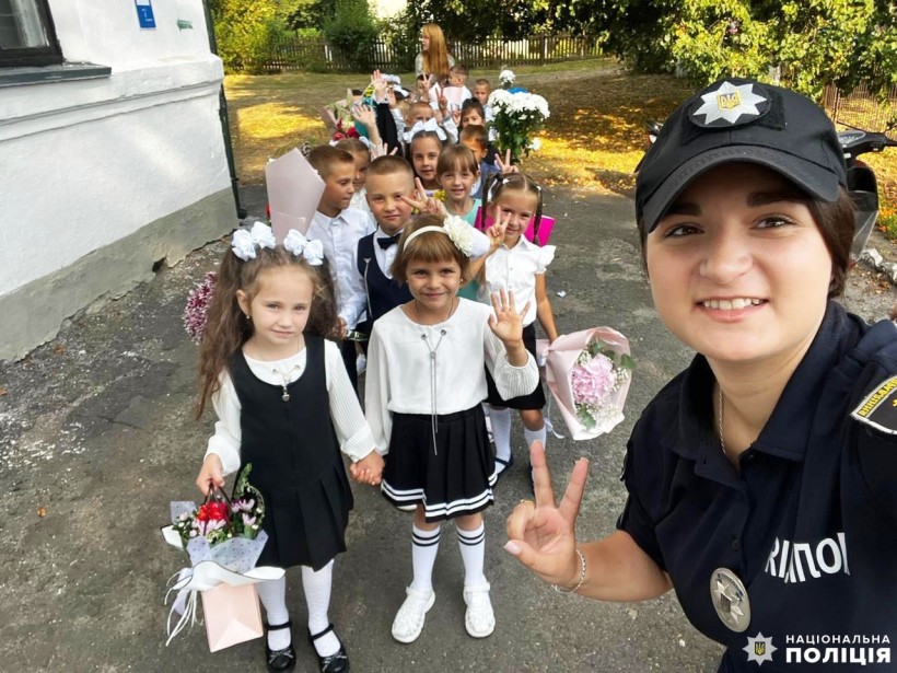 Офіцер Служби освітньої безпеки з дітьми в одному з навчальних закладів області