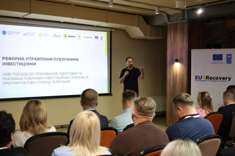 Начальник Рівненської ОВА Олександр Коваль в якості спікера звертається до присутніх учасників регіональної презентації реформи управління публічними інвестиціями, яка відбулася у Луцьку.