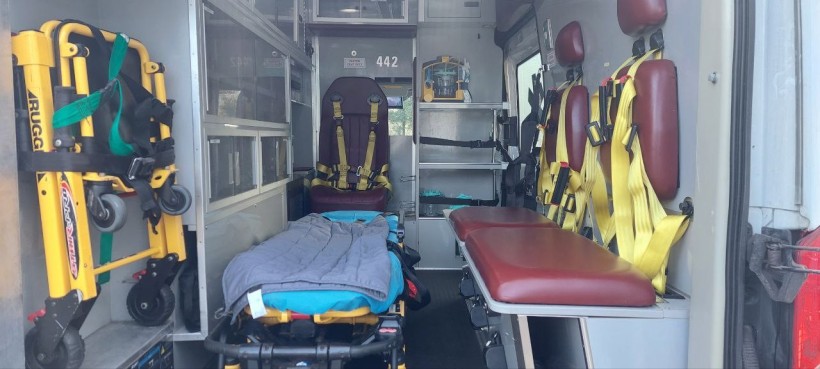 Фото з передачі карети швидкої допомоги нацгвардійцям