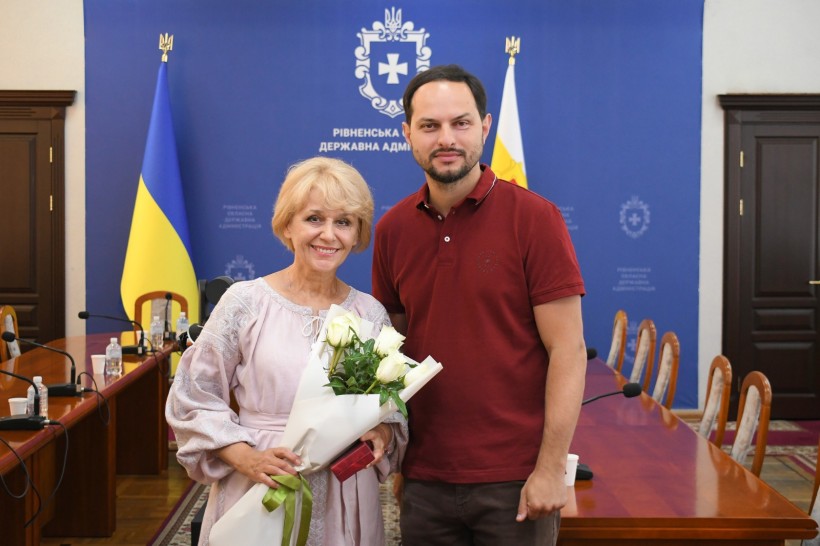 Начальник Рівненської ОВА Олександр Коваль вручає відзнаку народній артистці України Галині Цьомик