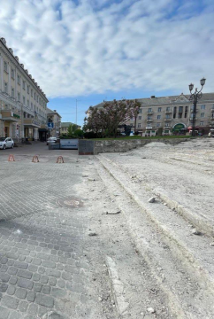 Сходи біля театру, які потребують ремонту