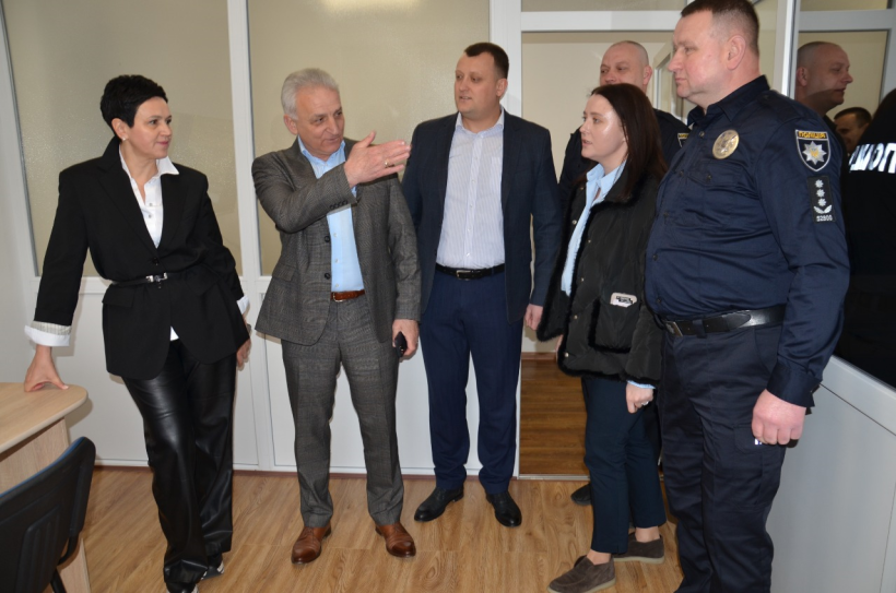 Заступниця голови Рівненської ОДА Людмила Шатковська, яка взяла участь у відкритті «зеленої кімнати» та інші учасники заходу
