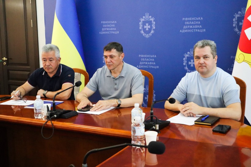 Учасники наради: директор Департаменту освіти і науки Рівненської ОДА Петро Коржевський, перший заступник голови ОДА Сергій Подолін, директор Департаменту з питань будівництва та архітектури ОДА Андрій Ярусевич