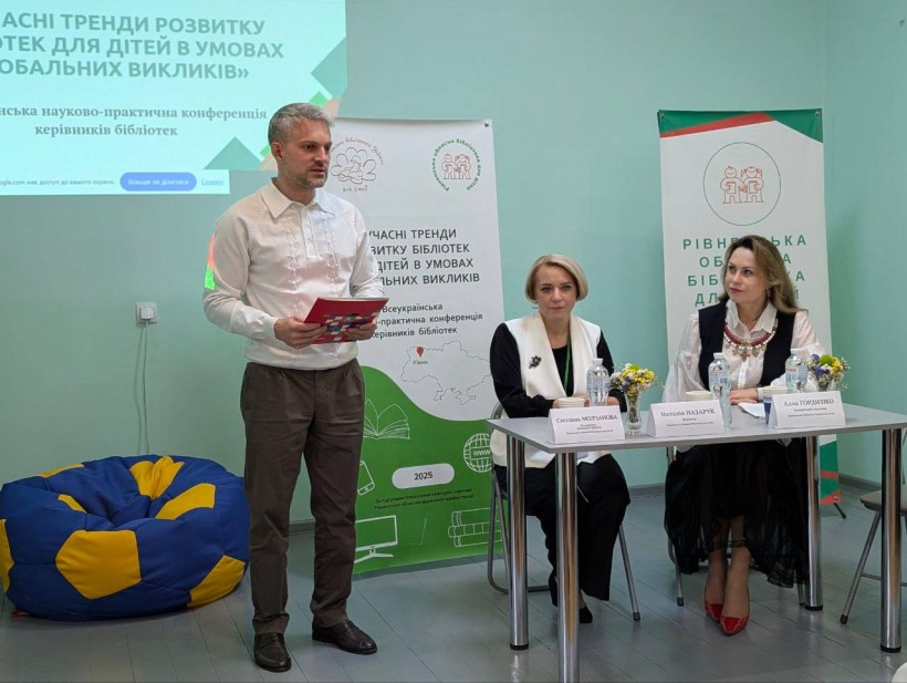 Заступник голови Рівненської ОДА Ігор Павленко виступає перед учасниками конференції