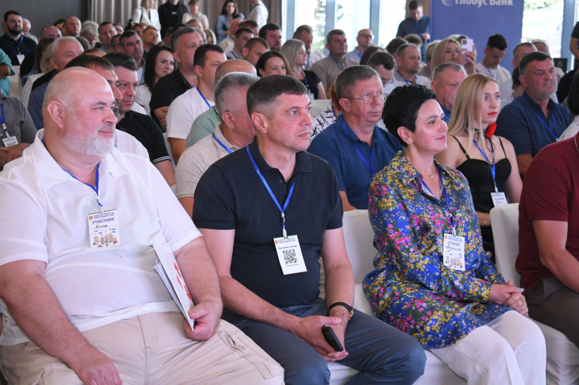 VI Форум енергоефективності - у залі сидять представники місцевої влади та самоврядування. У першому ряду сидять та слухають: перший заступник голови Рівненської ОДА Сергій Подолін, заступниця голови Рівненської ОДА Людмила Шатковська та інші учасники Форуму