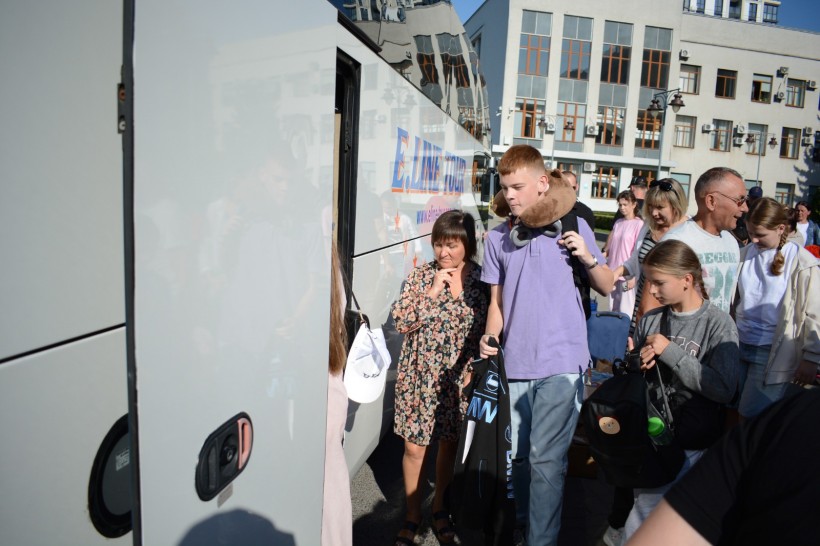 Діти заходять у автобус