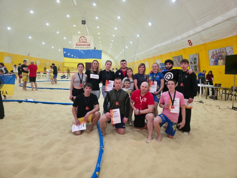 Учасники чемпіонату України з пляжної боротьби