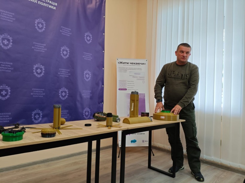 Фахівець проводить заняття з протимінної безпеки