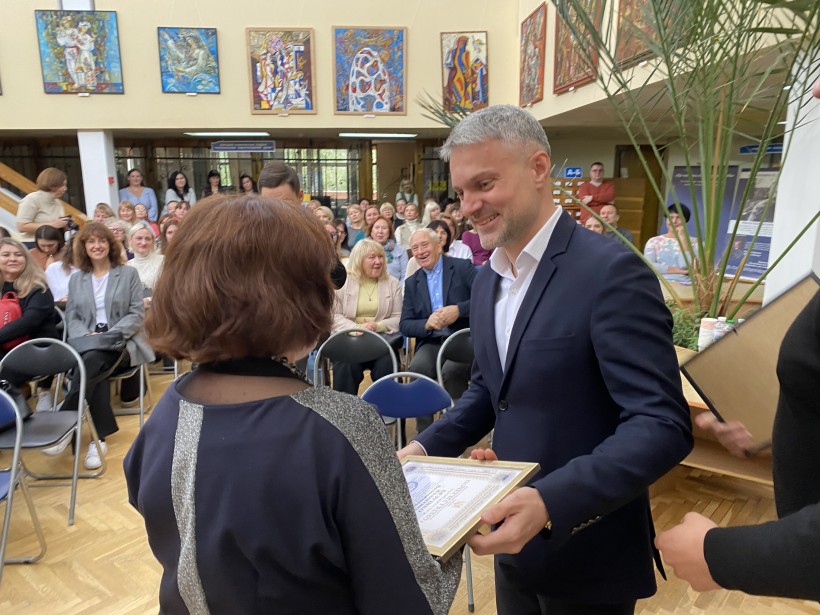 Заступник голови Рівненської ОДА Ігор Павленко вручає почесну грамоту працівниці бібліотеки