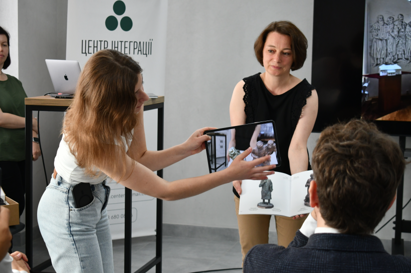 Організатори презентації представляють інтерактивний журнал експонатів
