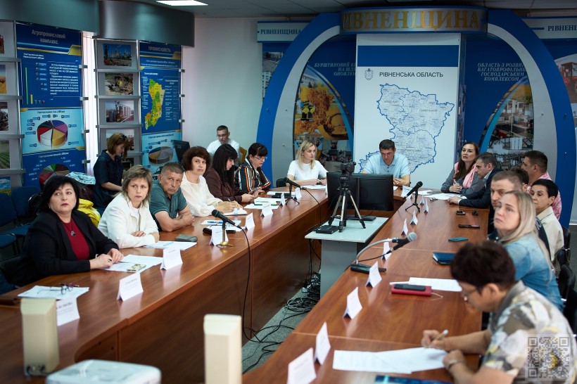 За столом сидять учасники зустрічі